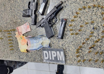 Polícia desarticula ponto de tráfico de drogas e apreende armas e drogas no litoral do Piauí