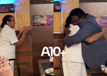 Thonny Black surpreende fã de 87 anos durante aniversário em Teresina; idosa sonhava em conhecer jornalista da TV Antena 10, RECORD Piauí