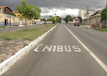 Prefeitura publica portaria que libera faixa dos ônibus para motos e táxis em Teresina