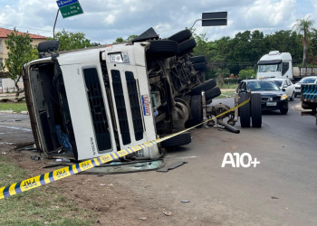 Motorista perde controle e tomba carreta carregada de cerveja na rotatória do Tancredo Neves, em Teresina