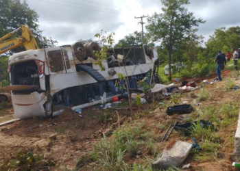 Ônibus tomba e deixa pelo menos sete pessoas mortas e outras feridas na BR-135, interior do Piauí