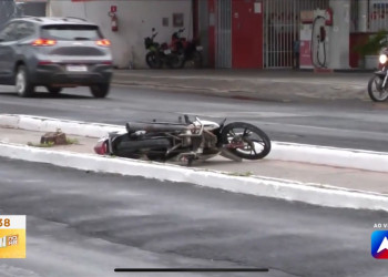 Homem morre após perder controle de moto e bater contra canteiro central de avenida, em Teresina