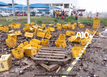 Carreta carregada com cerveja tomba em Timon-MA e parte da carga é saqueada; VÍDEO!