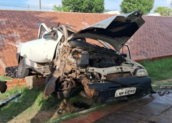 Homem perde controle de veículo e bate carro em árvore e em canteiro na zona Sul de Teresina