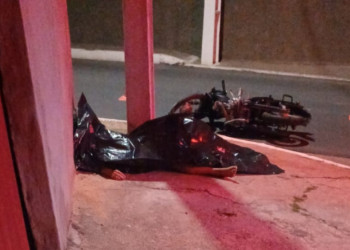 Mulher morre após bater motocicleta contra poste no Piauí; polícia investiga se vítima estaria alcoolizada