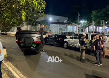 Motorista perde controle da direção, bate em carros estacionados e capota em avenida de Teresina