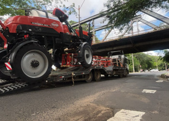 Em Teresina, caminhoneiro bate contra estrutura de ponte e destrói parte de máquina agrícola avaliada em R$ 1,2 milhão
