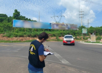 SDU intensifica fiscalização contra outdoors irregulares em Teresina; multas podem chegar até R$ 2,6 mil