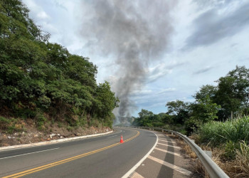 Caminhão com carga perigosa tomba e pega fogo na BR-316, no interior do Piauí