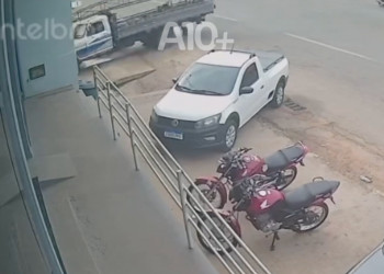 Vídeo registra exato momento em que caminhão desgovernado invade loja no interior do Piauí