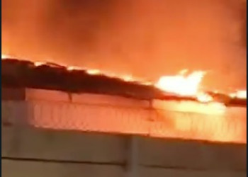 Incêndio de grandes proporções atinge casa na zona Norte de Teresina; cachorro da família morreu