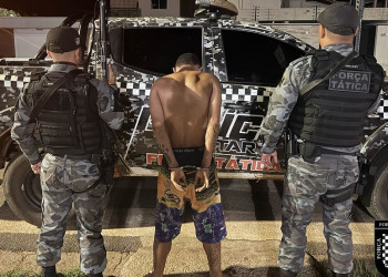 Suspeito que vendia drogas por uma árvore é preso em flagrante pela polícia no Piauí