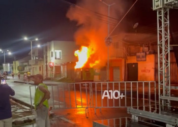 Incêndio destrói gerador de energia durante festa de carnaval no interior do Piauí; VÍDEO
