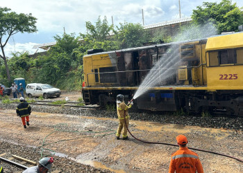 Bombeiros debelam incêndio no Terminal de Petróleo de Teresina; fogo atingiu locomotiva