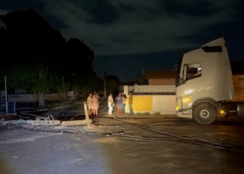 Caminhões atingem fiação elétrica, derrubam postes e deixam vários moradores do Dirceu sem energia