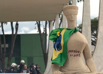 STF suspende julgamento de mulher que pichou 