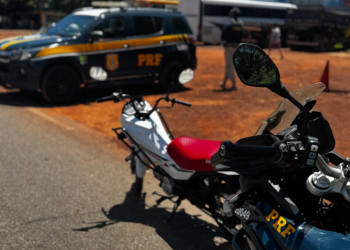 Mulher que trafegava em rodovia sem capacete é presa pela PRF com moto roubada no interior do Piauí