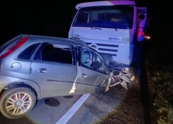 Colisão entre carro e caminhão termina com uma pessoa morta em Acauã, no Piauí