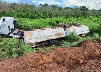 Caminhão carregado de óleo diesel tomba no Piauí após manobra de ultrapassagem proibida; motorista fica ferido
