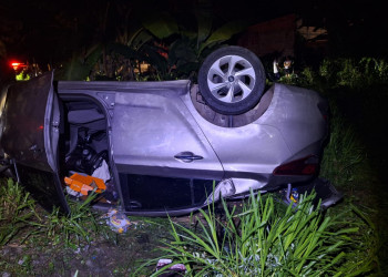 Criminosos fazem arrastão, colocam motorista no porta-malas e capotam carro durante fuga em Teresina