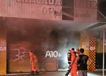 Incêndio de grandes proporções atinge loja de roupas no centro de Parnaíba, litoral do Piauí