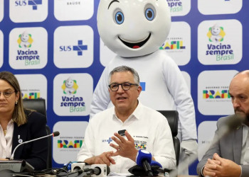 Escolas terão campanha de vacinação entre 14 e 25 de abril, anuncia ministro da Saúde; meta é vacinar 90%