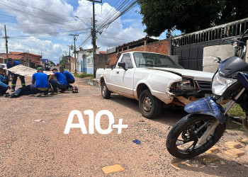 Motociclista se enrosca em fio solto em rua e é arremessado após bater em veículo em Teresina