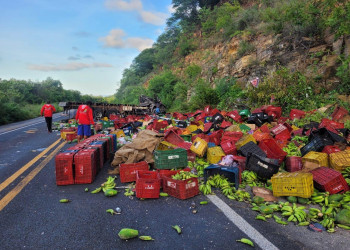 Caminhão carregado de frutas capota na BR-222, no interior do Piauí; condutor fica ferido