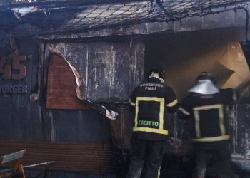 Incêndio de grandes proporções atinge trailer de hamburgueria em estabelecimento na zona Leste de Teresina