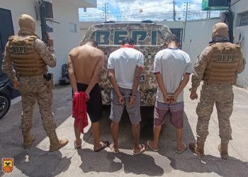 Trio é preso pela polícia após roubo de carro em Teresina; arma caseira e celulares são apreendidos
