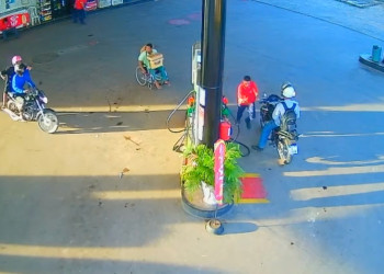 Frentista é surpreendido e executado a tiros na zona Norte de Teresina; vídeo mostra crime