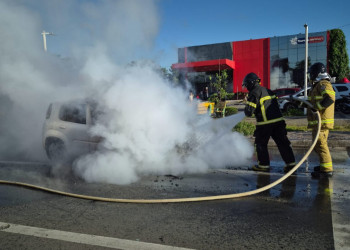 Carro fica completamente destruído após pegar fogo na Av. Frei Serafim, em Teresina; VÍDEO!