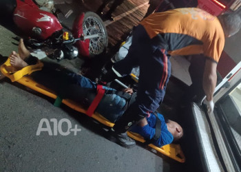 No Piauí, homem em motocicleta desobedece barreira e invade procissão que acontecia em avenida; VÍDEO