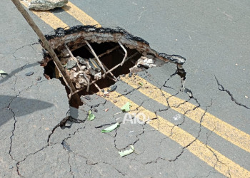Estrutura cede e forma buraco em ponte que liga Morro do Chapéu a Luzilândia, no interior do Piauí