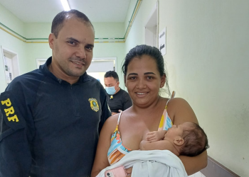 Bebê de 1 mês engasgado com leite materno é salvo por policial rodoviário em Floriano; VÍDEO!