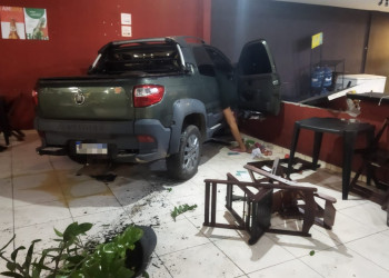 Motorista invade loja de conveniência e atropela mulher na zona Sul de Teresina