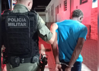 Homem é preso após agredir mulher em praça pública no Piauí; vítima foi encontrada desacordada