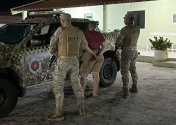 Passageira é presa em flagrante pela polícia com maconha e cocaína dentro de ônibus no interior do Piauí