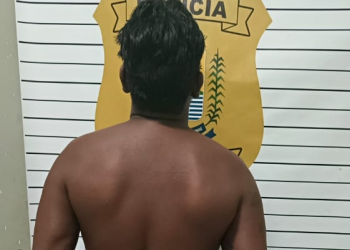 Homem é preso após ameaçar e tentar invadir casa da ex-companheira com faca no litoral do Piauí