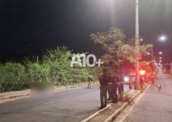 Corpo de jovem é encontrado com marcas de tiros na cabeça às margens de avenida, em Teresina