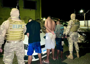 PM captura trio com carro roubado, armas, iPhones e até rádio comunicador em casa abandonada