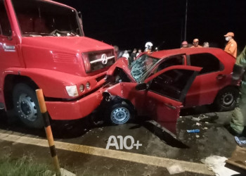 Passageiro morre e motorista de carro fica gravemente ferido após acidente com caminhão em Teresina