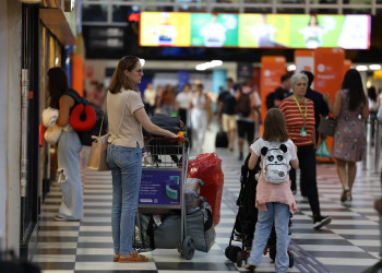 Gastos de brasileiros no exterior crescem e chegam ao maior nível para abril desde 2014