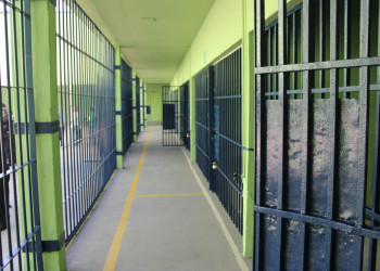 Policial penal é investigada após fuga de detento de penitenciária em Teresina