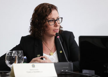 Moraes determinou bloqueio de bens, salário e redes sociais de Zambelli, além de multa