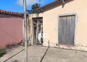 Homem é brutalmente assassinado a golpes de facão, pauladas e pedaços de telhas dentro de casa no Piauí