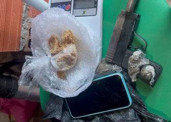 Denarc desarticula ponto de drogas em frente a escola em Teresina; três faccionados do PCC são presos
