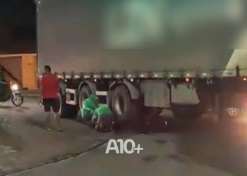 Mulher escapa por um triz de ser esmagada por veículo de carga após pular de moto no Piauí