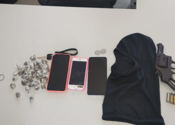 Polícia Militar apreende arma, celulares e drogas após rastreamento de roubo na zona Sul de Teresina