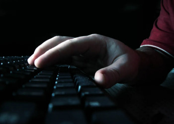 Adolescente de 15 anos suspeito de planejar estupro virtual e forçar vítimas a se mutilar é apreendido no Piauí